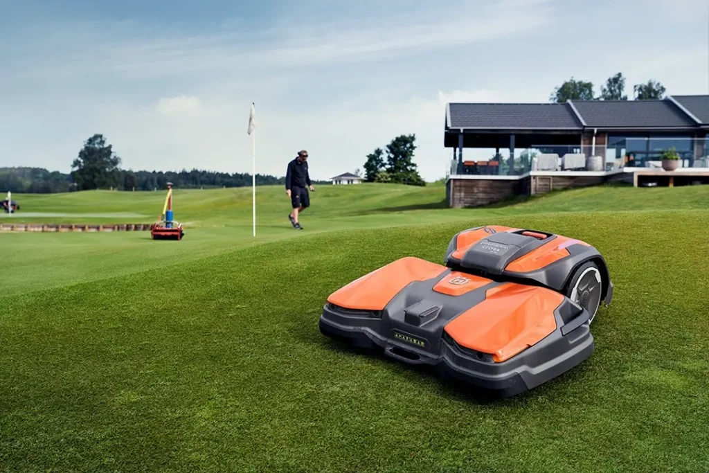 Husqvarna ceora professionel robotplæneklipper på golfbane