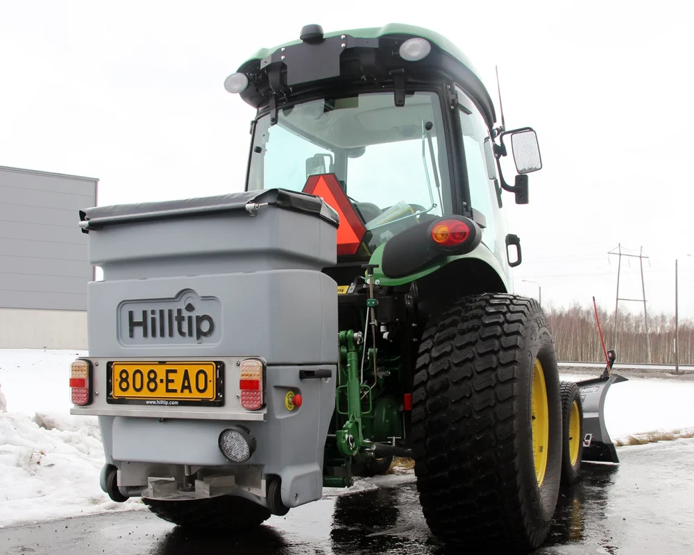 hilltip-icestriker-saltspreder-1920×1080 Hilltip icestriker saltspreder monteret på traktor